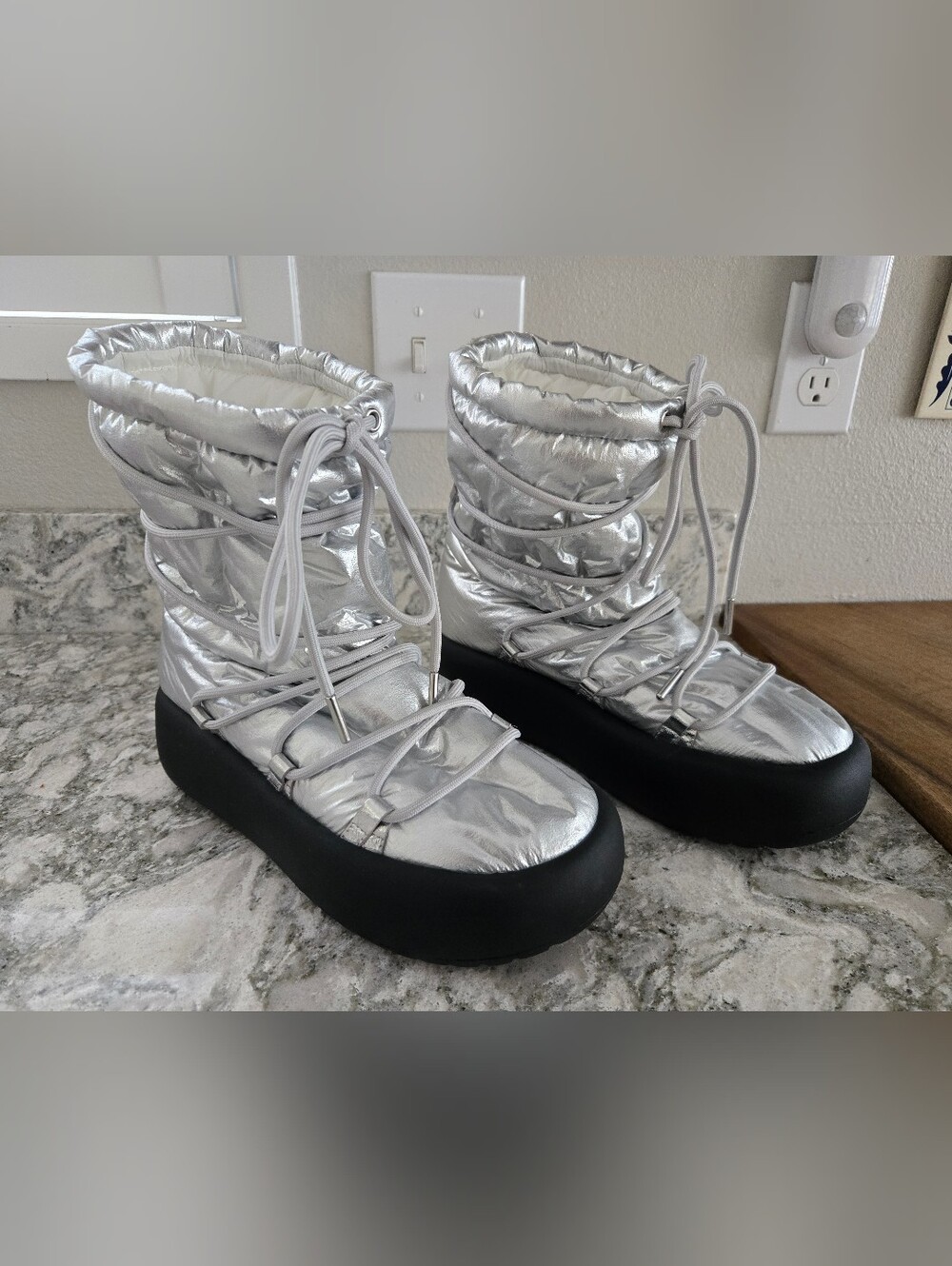 RAYE Tignes NWOT Moon Boots